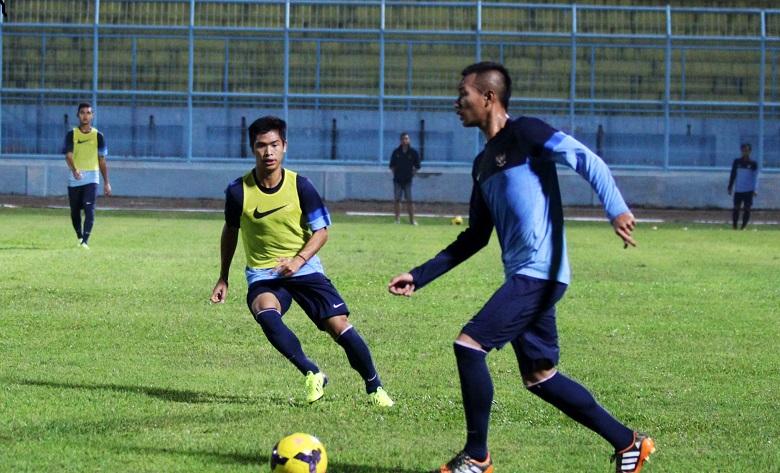 Timnas U-19 saat mencoba Stadion Kanjuruhan, Malang. - INDOSPORT